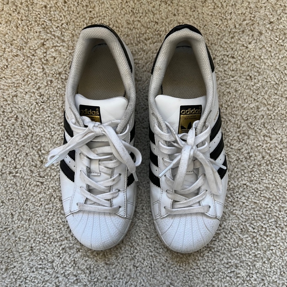 adidas Superstar Leather unisex Men’s Size 5, Women’s Size 7. EUC